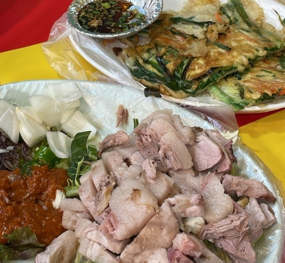진해군항제의 한 음식점에서 판매된 5만 원 짜리 바베큐와 2만 원 짜리 해물파전. 온라인 커뮤니티 갈무리