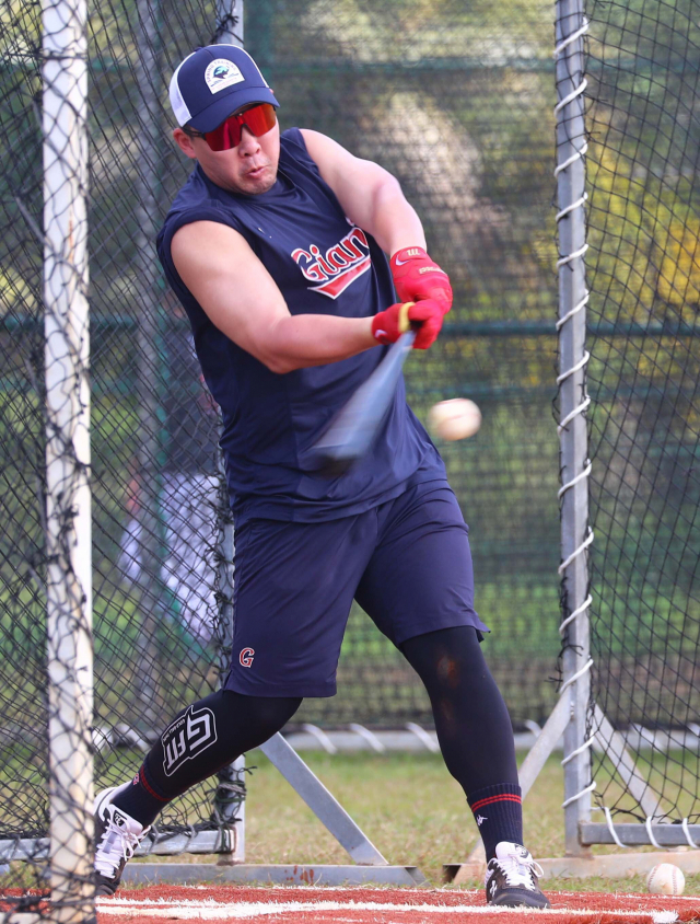 롯데 자이언츠 2023시즌 주장을 맡은 안치홍은 “주장을 맡게 돼 책임감을 느낀다”며 “솔선수범해서 선수들에게 나아가야 할 방향을 먼저 보여 준다는 생각으로 주장 역할을 할 예정이다”고 각오를 밝혔다. 안치홍이 롯데 괌 스프링캠프에서 타격 훈련을 하고 있다. 정종회 기자 jjh@