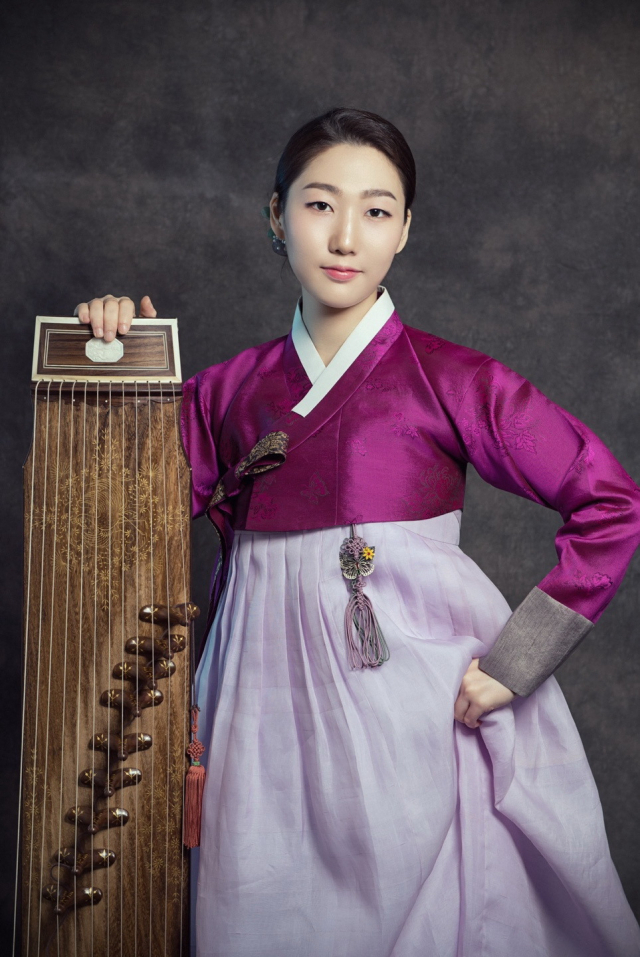‘콘체르토 말라가’와 협연하는 가야금 연주자 김소정. 부산문화회관 제공