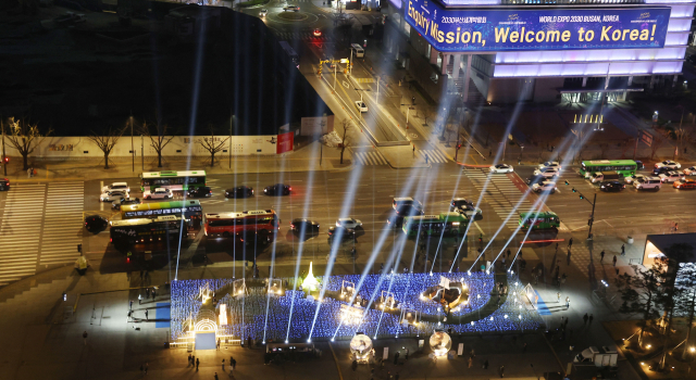 30일 오후 서울 종로구 광화문 광장에서 열린 2030 부산세계박람회(EXPO) 유치 기원 점등식에서 화려한 조명이 빛나고 있다. 연합뉴스