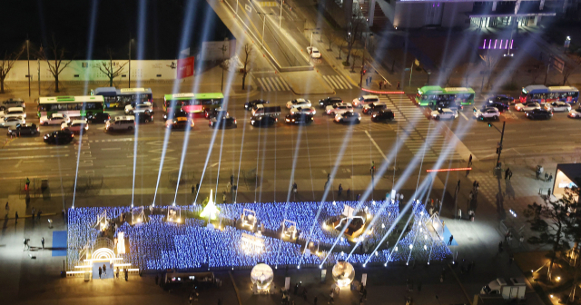 지난 30일 오후 서울 종로구 광화문광장에 마련된 ‘2030 부산세계박람회(EXPO) 유치 기원 점등식’을 찾은 시민들이 불 밝힌 LED 장미를 살펴보고 있고, 이날 광화문광장에는 화려한 조명이 빛나고 있다. 이날 오후 2030부산세계박람회(부산월드엑스포) 유치를 기원하는 '광화에서 빛; 나이다' 점등식 행사가 서울 광화문광장에서 열렸다. 이 행사는 국제박람회기구(BIE) 실사단의 부산 방문을 앞두고 한국 국민의 엑스포 유치 열망을 국내외에 알리고자 기획됐다. 정부, 부산시, 민간유치위원회 기업들은 이날부터 4월 3일까지 광화문광장에서 부산월드엑스포와 연관된 전시와 행사를 선보인다. 연합뉴스