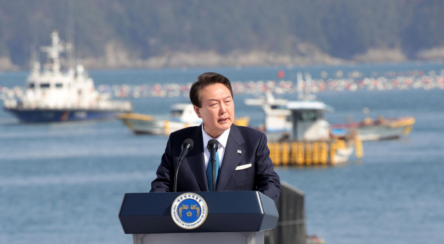 윤석열 대통령이 31일 경상남도 통영시 영운항에서 열린 제12회 수산인의 날 기념식에서 기념사를 하고 있다. 연합뉴스