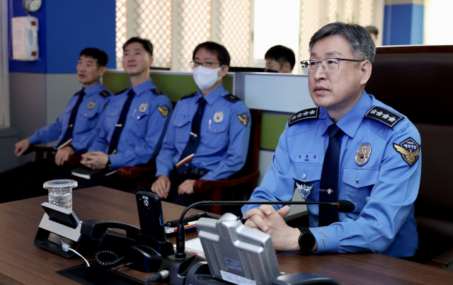 김종욱 해양경찰청장은 31일 경남 통영해양경찰서를 찾아 유·도선, 낚시어선 등 다중이용선박 안전관리태세와 해양안전저해행위 단속실태를 점검하고 현장 직원들을 격려했다. 통영해양경찰서 제공