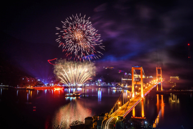 지난 3월 31일 펼쳐진 남해대교 불꽃 쇼 모습. 많은 관광객이 몰려 남해대교 관광자원화 가능성을 밝혔다. 남해군 제공