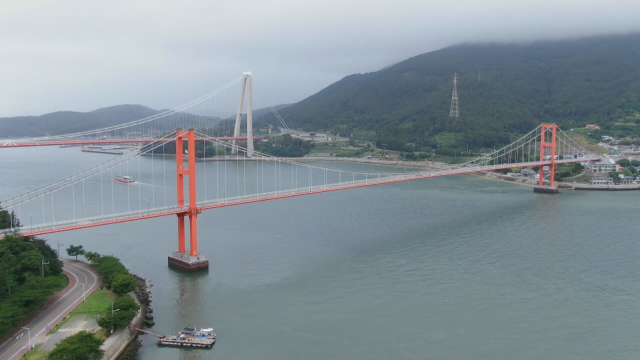 지난 1973년 개통한 남해대교. 인근에 노량대교가 개통하면서 기능이 쇠퇴했다. 김현우 기자