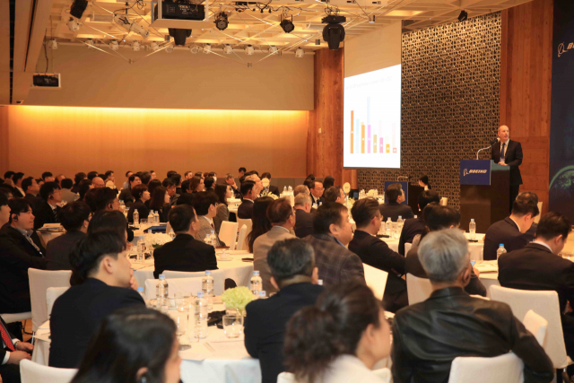 3일 부산 파크하얏트 호텔에서 개막한 ‘보잉 항공우주산업 포럼 2023’에서 데이비드 윌리엄스(David Williams) BCA 마케팅 디렉터가 발표하고 있다. BCA( Boeing Commercial Airplanes)는 보잉의 커머셜(민항기) 부문이다. 코트라 제공