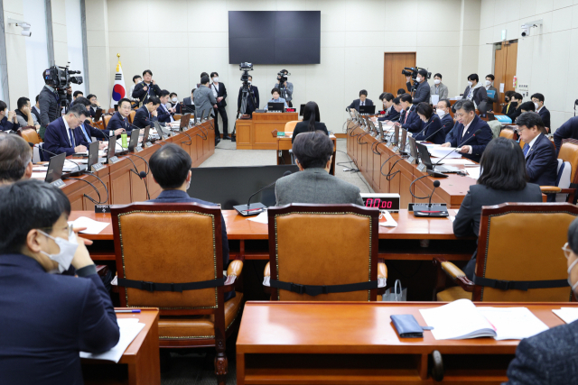 정부와 국회는 가상자산 투자자 보호를 위해 최소한의 규제 마련이 시급하다는 데 뜻을 모으고 먼저 이용자 보호와 관련된 법안부터 제정한다는 방침이다. 지난달 9일 국회 정무위원회 전체회의 모습. 연합뉴스