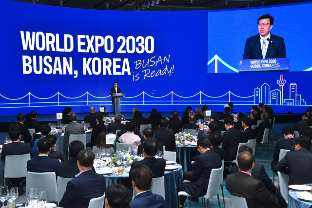 4일 오후 6시 30분 부산 해운대구 시그니엘 호텔에서 열린 ‘BIE 실사단 환영 만찬’에서 박형준 부산시장이 환영사를 하고 있다. 부산시 제공