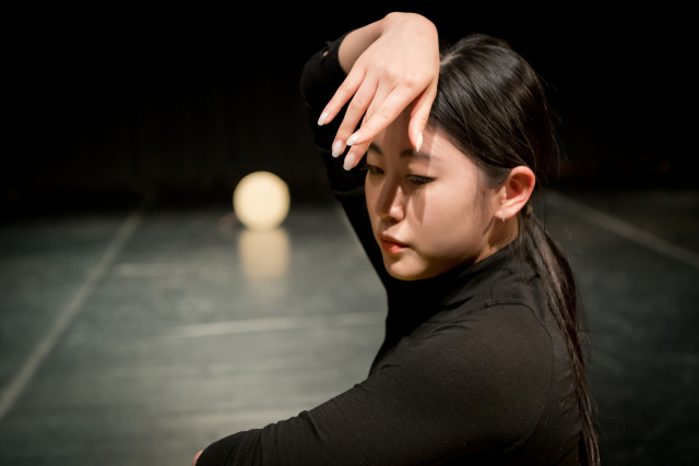 29회 신인춤제전 무대에 오르는 '젊은 춤' 어혜민의 '달그림자'. 민족미학연구소 제공