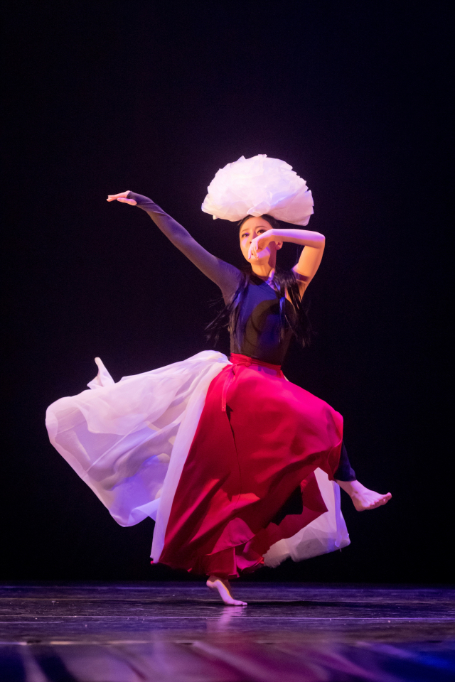 29회 신인춤제전 무대에 오르는 '젊은 춤' 김예지의 '동백 질 무렵'. 민족미학연구소 제공