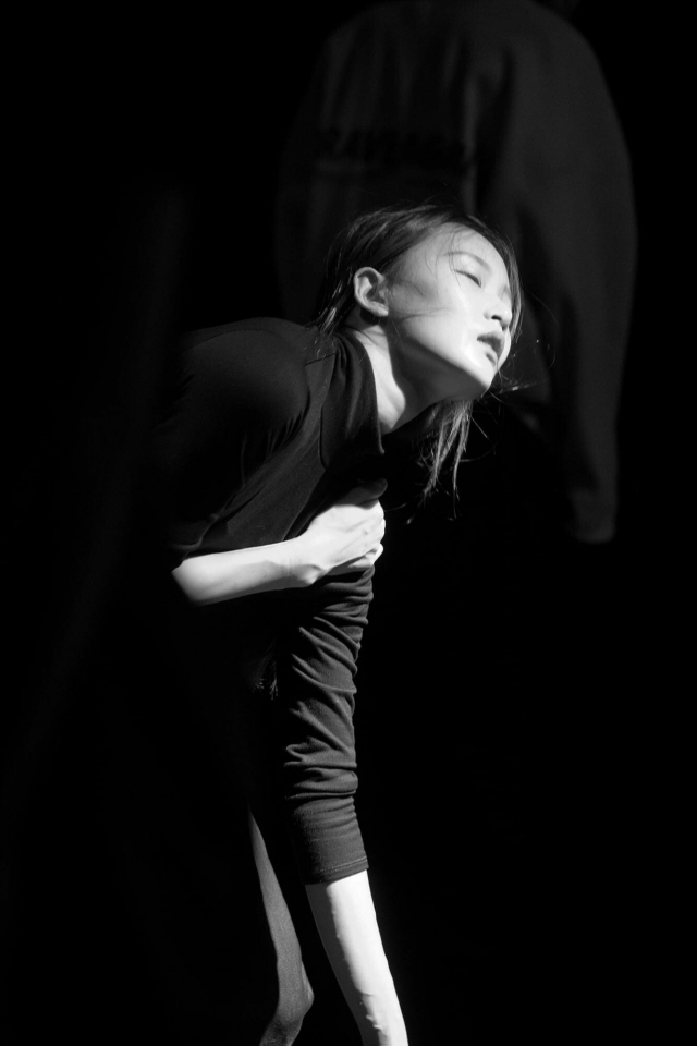 29회 신인춤제전 무대에 오르는 '푸른 춤' 정다래의 'Happy Ending'. 민족미학연구소 제공