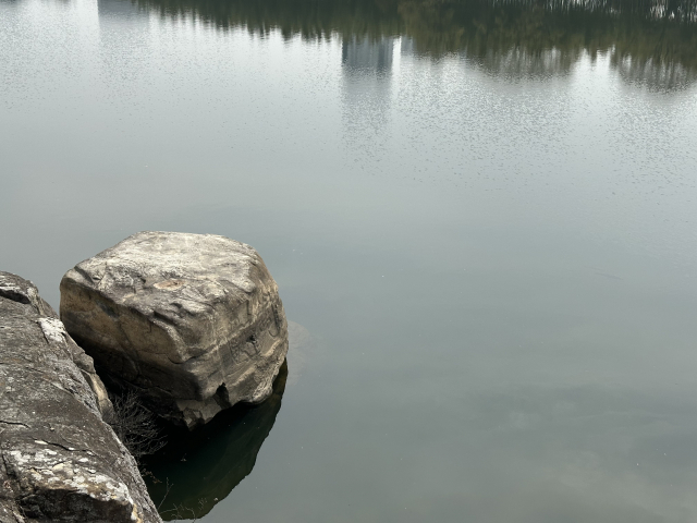 촉석루 남쪽 벼랑으로 내려가면 있는 의로운 바위 '의암'. 논개가 왜장을 껴안고 순국한 역사적인 바위이다.