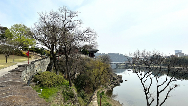 진주성벽에서 바라본 촉석루. 멀리 남강을 가로지르는 진주교가 보인다.