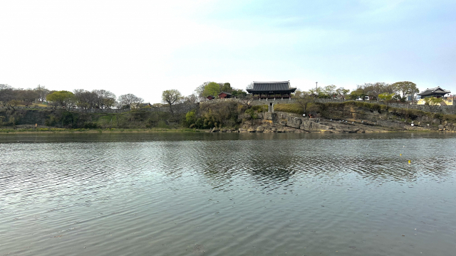 남강 건너 자전거도로에서 바라본 촉석루와 진주성.