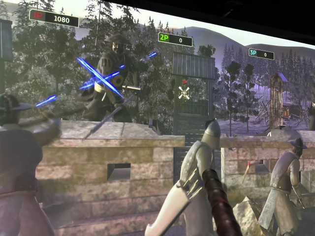 진주박물관 전시실 입구에 있는 승자총통 체험시설에서 게임처럼 즐길 수 있는 실감콘텐츠.