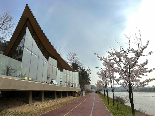 남강유람선(김시민호)를 탈 수 있는 '물빛나루쉼터'. 강변을 따라 자전거길이 시원하게 조성돼 있다.