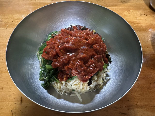 진주중앙시장에서 3대째 이어 가고 있는 '제일식당'의 육회비빔밥.