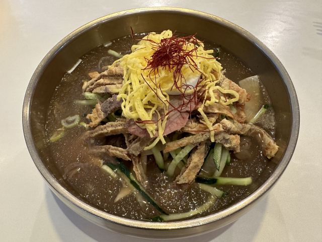진주냉면 전통의 맛을 볼 수 있는 '하연옥'의 물냉면.