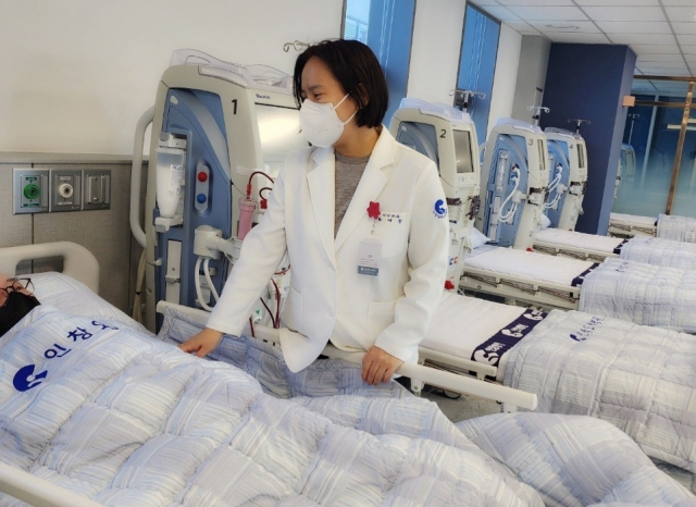 인창대연요양병원 류태현 혈액투석 전문의가 인공신장센터에서 투석 환자를 진료하고 있다. 인창대연요양병원 제공