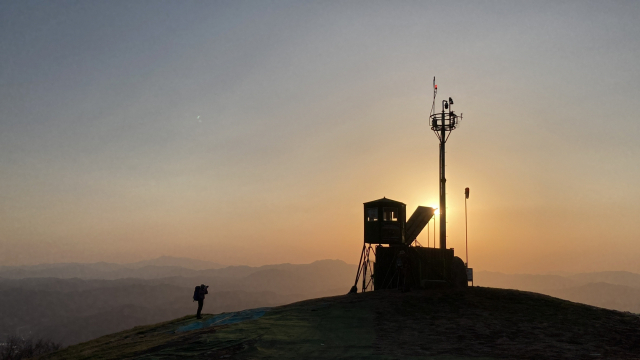 대암산 정상에서 본 노을. 멀리 지리산 천왕봉이 뚜렷하다.