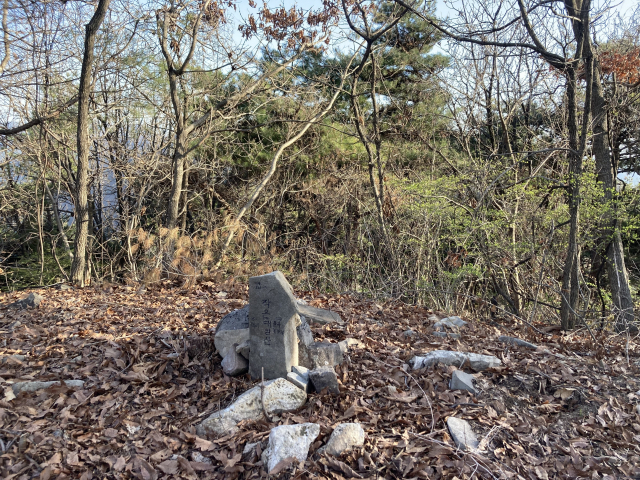 작은대암산에는 누군가 작은 돌을 모아 표지석을 만들어 놓았다.