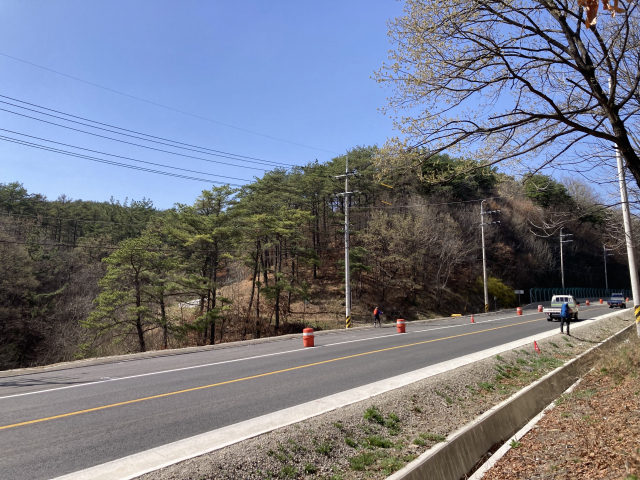 24번 국도와 만나는 탑정재. 확장 공사가 한창이라 건널 때 주의해야 한다.