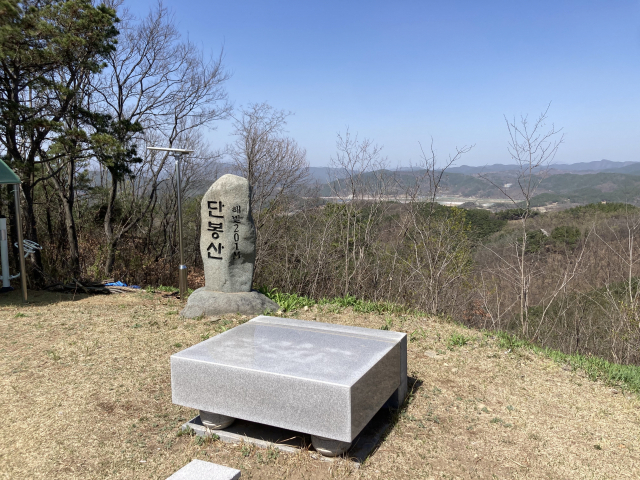 단봉산 표지석과 제단. 단봉산에는 초계 적중 들판을 조망하는 덱이 있다.