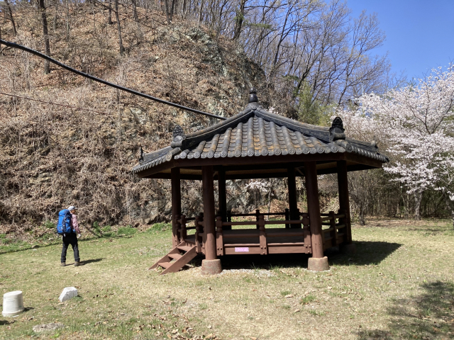 아막터널 위에 있는 정자 쉼터. 양쪽 등로는 철계단으로 돼 있다.