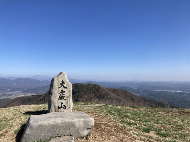 대암산의 우람한 표지석. 활공장이 있어서인지 주변 조망이 탁월하다.