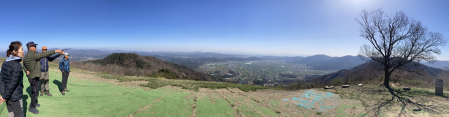 합천 대암산 정상에서 본 운석공.