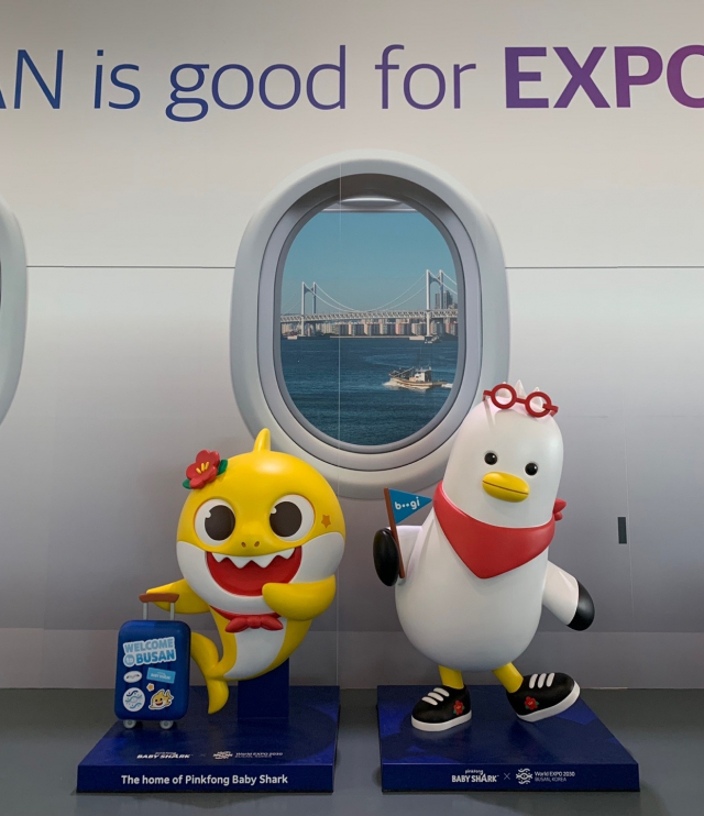 김해국제공항에 마련된 2030부산엑스포 마스코트 ‘부기’와 이를 응원하는 캐릭터 ‘아기상어’ 조형물. 부산시 제공