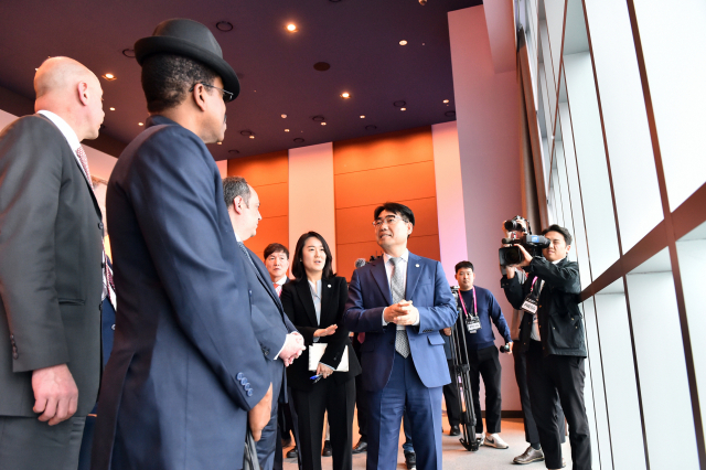 국제박람회기구 실사단 시민단체 목소리 들어 사진설명 국제박람회기구(BIE) 실사단이 5일 부산 동구 아스티 호텔에서 지역 시민단체와 오찬을 하고 2030세계박람회 개최 후보지인 부산에 대한 시민들의 의견을 들었다. 부산시 제공