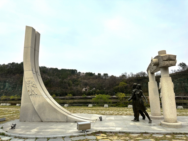 진주 남강 둔치에 형평운동기념사업회가 세운 ‘형평운동기념탑’. 남녀 동상의 모습이 인상적이다. 김장하 선생은 형평운동기념사업회 초대 이사장을 맡았다.