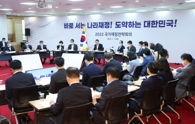 4일 국무회의에서 심의·의결된 2022회계연도 국가결산보고서에 따르면 실질적인 나라 살림을 보여 주는 관리재정수지가 117조 원 적자를 기록했다. 지난해 7월 열린 새정부의 5년간 국가재정 운용 방향을 논의하는 2022 국가재정전략회의. 연합뉴스