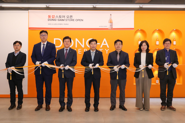 지난 4일 승학캠퍼스 학생회관 2층 팝업스토어에서 이해우 총장과 본부 보직자들이 동아브랜드 ‘동감’ 출시 기념 테이프 커팅을 하고 있다.