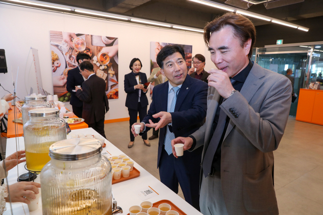 지난 4일 승학캠퍼스 학생회관 2층 팝업스토어에서 진행된 시음회에서 이해우 총장과 교무위원들이 단감와인 ‘동감’을 맛보고 있다.