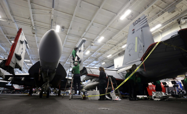 지난달 29일 부산에 정박한 미국 핵추진 항공모함 니미츠함(CVN-68)에서 EA-18G 그라울러(Growler) 전자전기(오른쪽)와 F/A-18 슈퍼호넷 전투기가 정비 중인 모습. 김종진 기자 kjj1761@