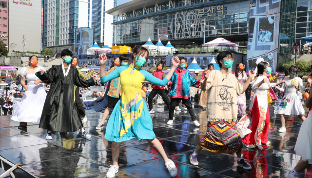 부산유라시아플랫폼 야외광장에서 지난해 10월 열린 제17회 부산세계시민축제에서 각국 유학생들이 전통의상을 입고 라인댄스를 추고 있다. 강선배 기자 ksun@