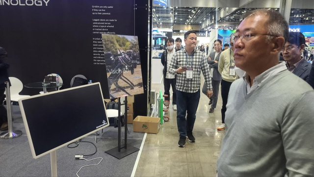 정의선 현대차그룹 회장이 4일 오전 경기도 고양시 킨텍스에서 열린 '2023 서울모빌리티쇼'를 방문해 고스트로보틱스 부스를 둘러보고 있다. 연합뉴스