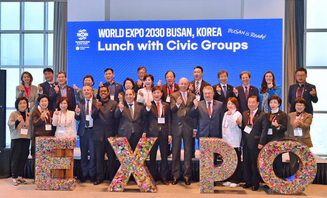 국제박람회기구 실사단은 5일 부산 동구 아스티 호텔에서 시민단체와 오찬을 하고 2030세계박람회 개최에 대한 시민 의견을 들었다. 기념 촬영을 하는 실사단과 시민단체 대표들(왼쪽). 인사말을 하는 박은하 2030부산엑스포 범시민유치위원장. 김종진 기자 kjj1761@·부산시 제공