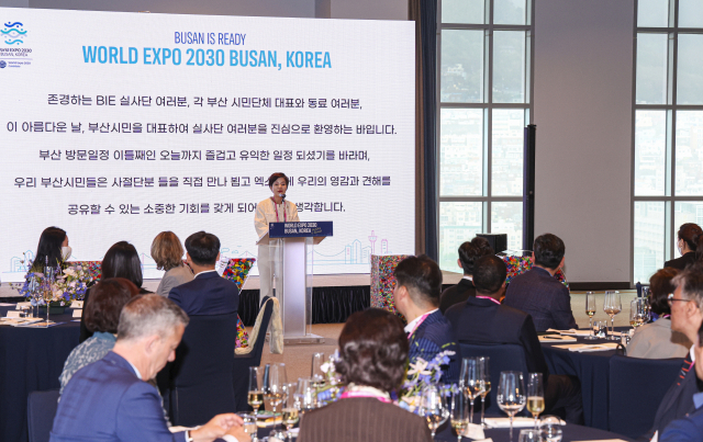 국제박람회기구 실사단은 5일 부산 동구 아스티 호텔에서 시민단체와 오찬을 하고 2030세계박람회 개최에 대한 시민 의견을 들었다. 기념 촬영을 하는 실사단과 시민단체 대표들(위). 인사말을 하는 박은하 2030부산엑스포 범시민유치위원장. 김종진 기자 kjj1761@·부산시 제공