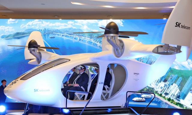 5일 부산 동구 부산항국제컨벤션센터에서 국제박람회기구 실사단이 도심항공교통(UAM) 체험을 하고 있다. 체험 영상은 드론으로 촬영된 현재 북항 일대 전경에 혼합현실(MR)로 덧씌워진 2030년 미래의 부산 모습이 구현됐다. 김종진 기자 kjj1761@