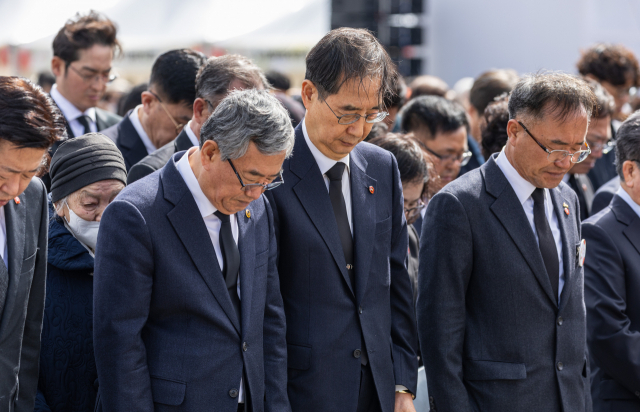 한덕수 국무총리가 지난 3일 제주 4·3 평화공원에서 열린 4·3 희생자 추념식에서 묵념하고 있다. 연합뉴스