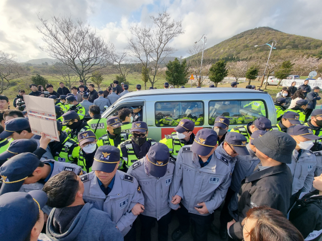 제주 4·3 희생자 추념일인 지난 3일 제주 4·3평화공원 앞에서 서북청년단이 집회를 시도하자 경찰이 격리하고 있다. 제주도사진기자회
