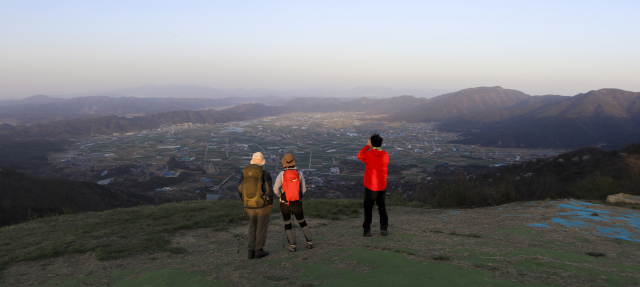 해 질 녘의 대암산 정상 운석공을 정확하게 볼 수 있다. 황계복 제공
