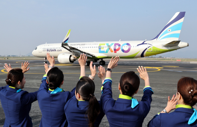 에어부산 승무원들이 실사단이 탄 전용기를 향해 손을 흔들며 환송하고 있다. 정종회 기자 jjh@