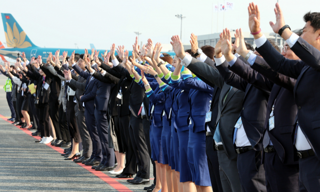 유치위 관계자와 부산시, 에어부산 직원들이 실사단을 환송하고 있다. 정종회 기자 jjh@