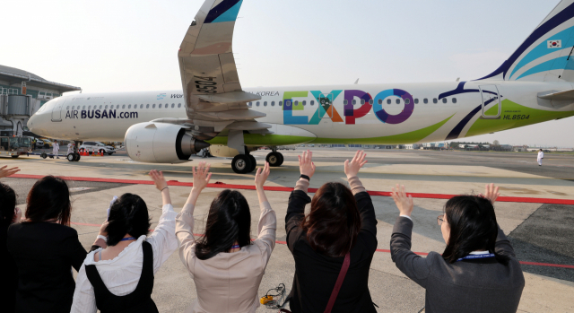 국제박람회기구(BIE) 실사단이 부산 현지 실사를 마치고 7일 오전 부산 김해국제공항에서 에어부산이 준비한 전용 특별기를 타고 부산을 떠났다. 이날 계류장에서 유치위 관계자와 에어부산 직원들이 실사단을 환송하고 있다. 정종회 기자 jjh@