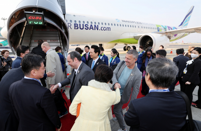 실사단이 부산시 박형준 시장과 윤상직 유치위원장 등의 환송을 받으며 전용기에 오르고 있다. 정종회 기자 jjh@