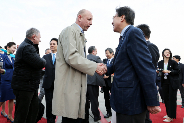 국제박람회기구(BIE) 실사단이 부산 현지 실사를 마치고 7일 오전 부산 김해국제공항에서 에어부산이 준비한 전용 특별기를 타고 부산을 떠났다. 이날 계류장에서 부산시 박형준 시장과 윤상직 유치위원장 등이 실사단을 환송하고 있다. 정종회 기자 jjh@